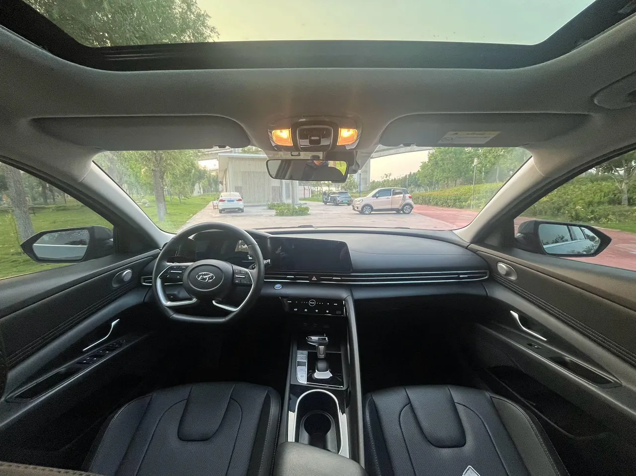 Hyundai 2022 Elantra -3-compartment 1.5 stepless LUX premium automatic gear 9