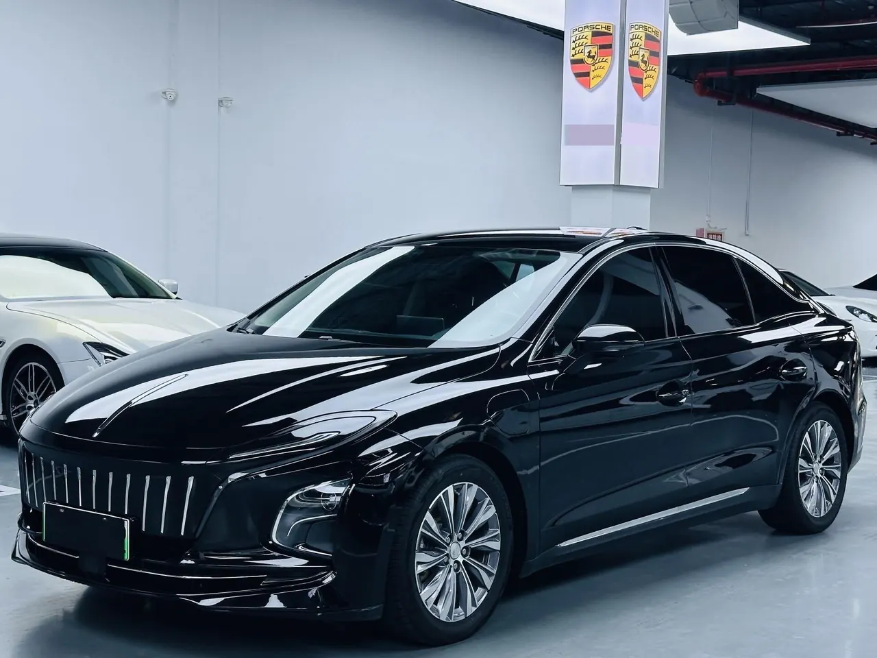 Открыть галерею: HongQi 2023 E-QM5 E-QM5 PLUS automatic gear