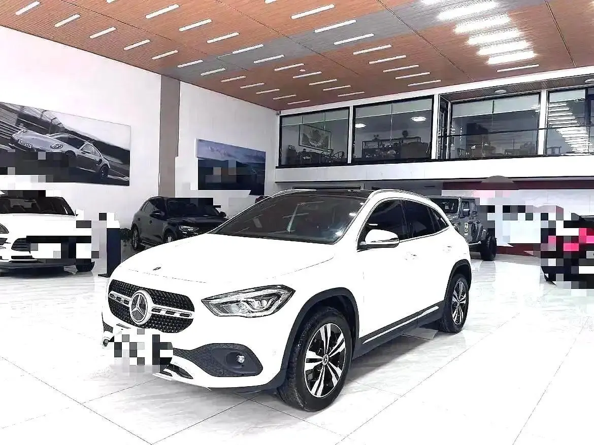 Открыть галерею: Mercedes Benz 2022 GLA 180 1.3T automatic gear