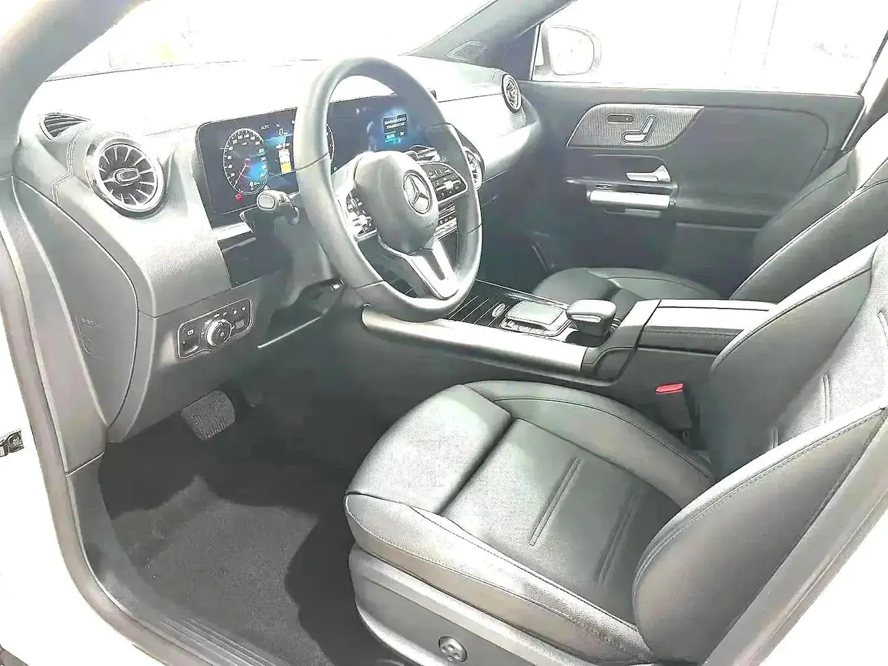 Mercedes Benz 2022 GLA 180 1.3T automatic gear 4