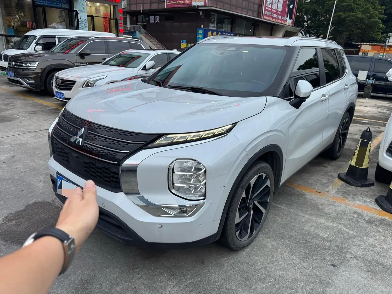 Open image lightbox: Mitsubishi 2023 Outlander 48V 1.5T Stepless Two-Drive Premium Edition 5-seat Automatic Gear