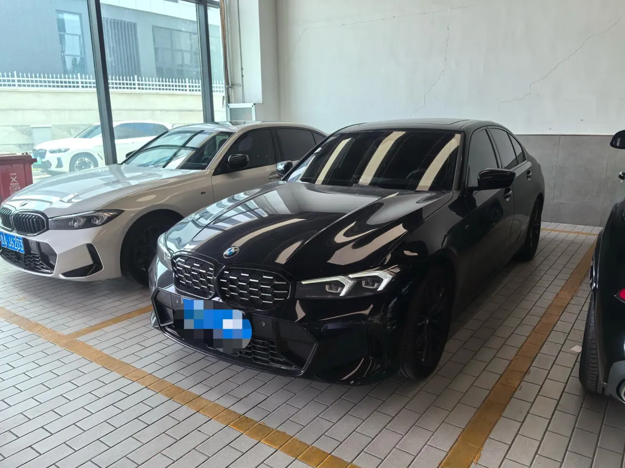 Открыть галерею: BMW 3 Series 2024 325i 2.0T M Sports Obsidian Night Suit Automatic Gear