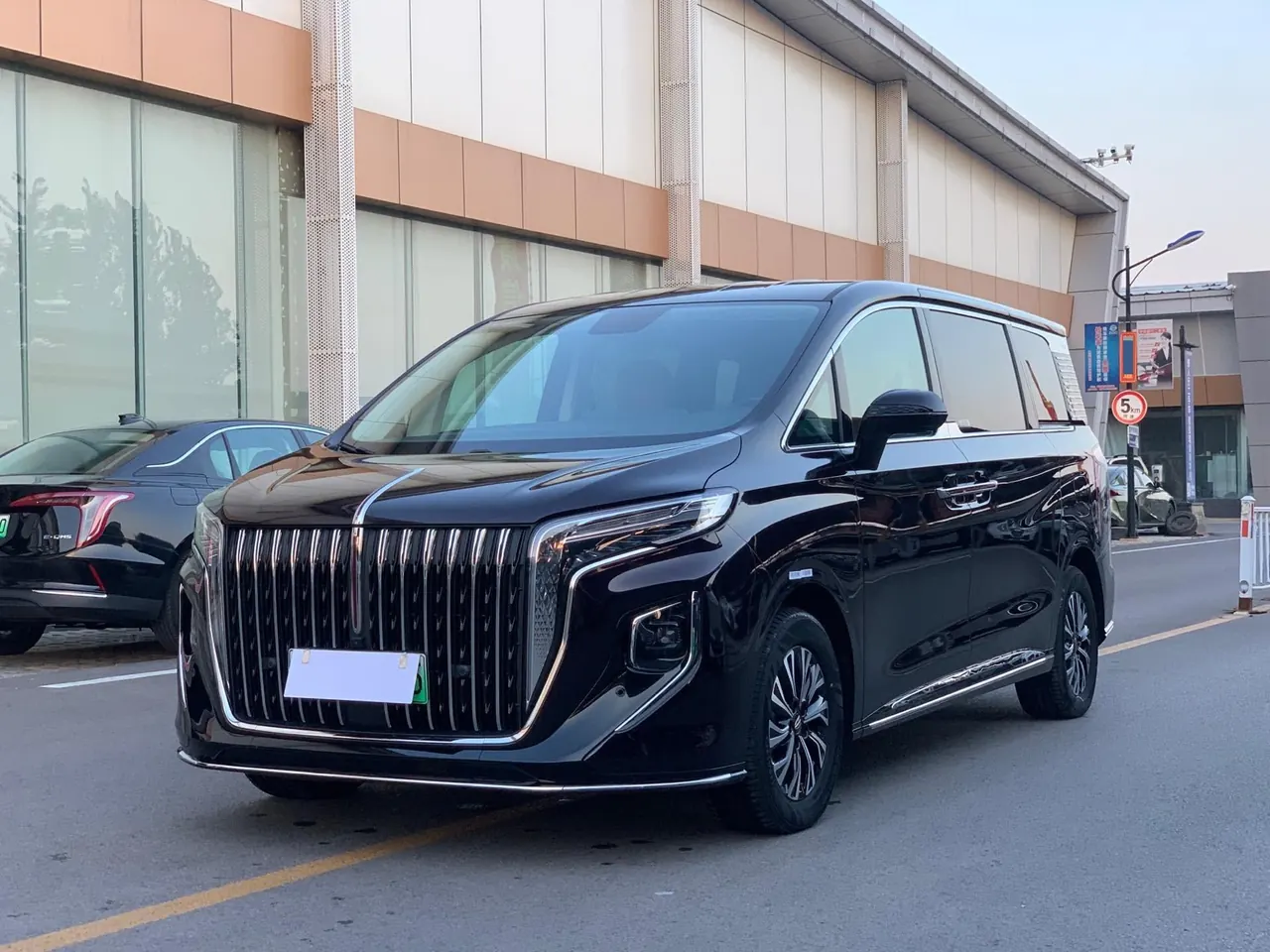 Открыть галерею: HongQi 2024 HQ9 PHEV 2.0T 4WD Business Edition Automatic Gear