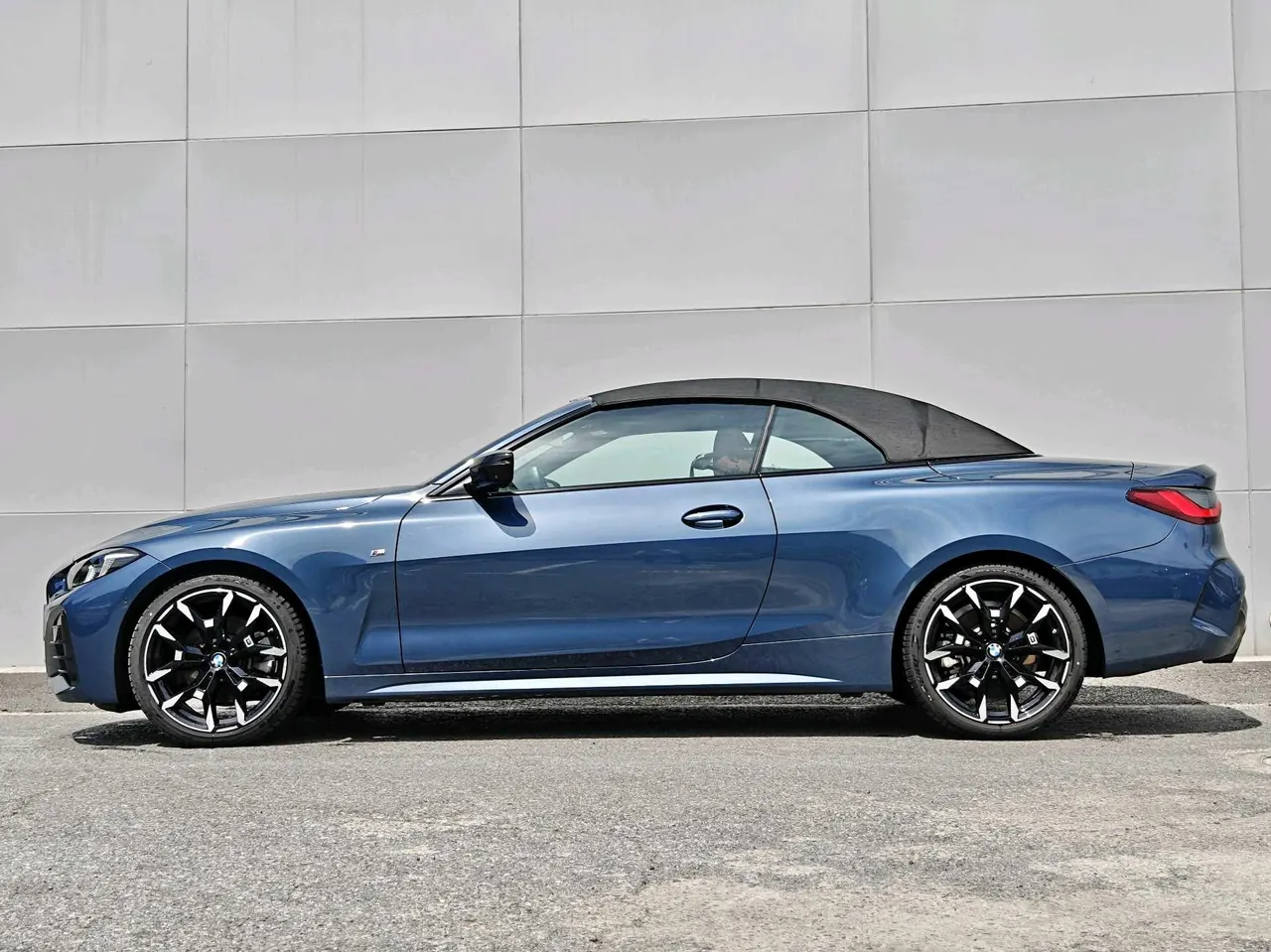 BMW 4 Series (Imported) 2024 430i Convertible Coupe 2.0T M Sports Obsidian Night Suit Automatic Gear 5