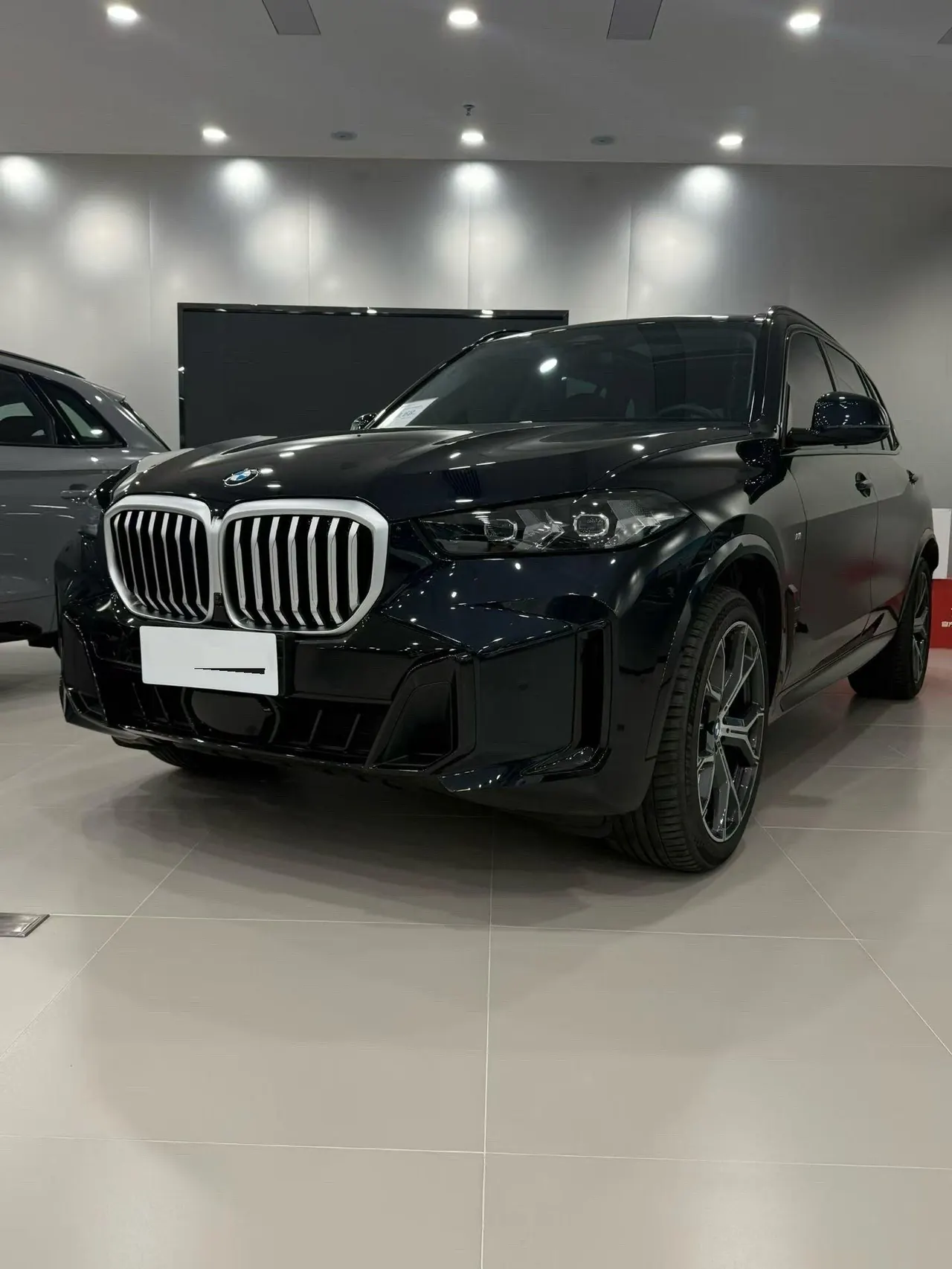 Открыть галерею: BMW 2023 X5 xDrive30Li 48V 2.0T exclusive m sports obsidian night suit automatic gear