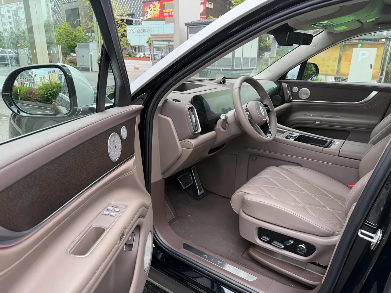 AITO 2025 AITO M9 extended range Ultra version 52kWh5 seat version automatic gear 2