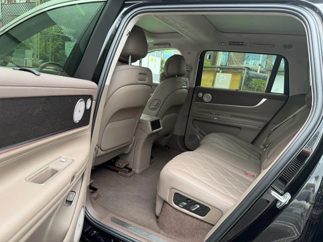 AITO 2025 AITO M9 extended range Ultra version 52kWh5 seat version automatic gear 3