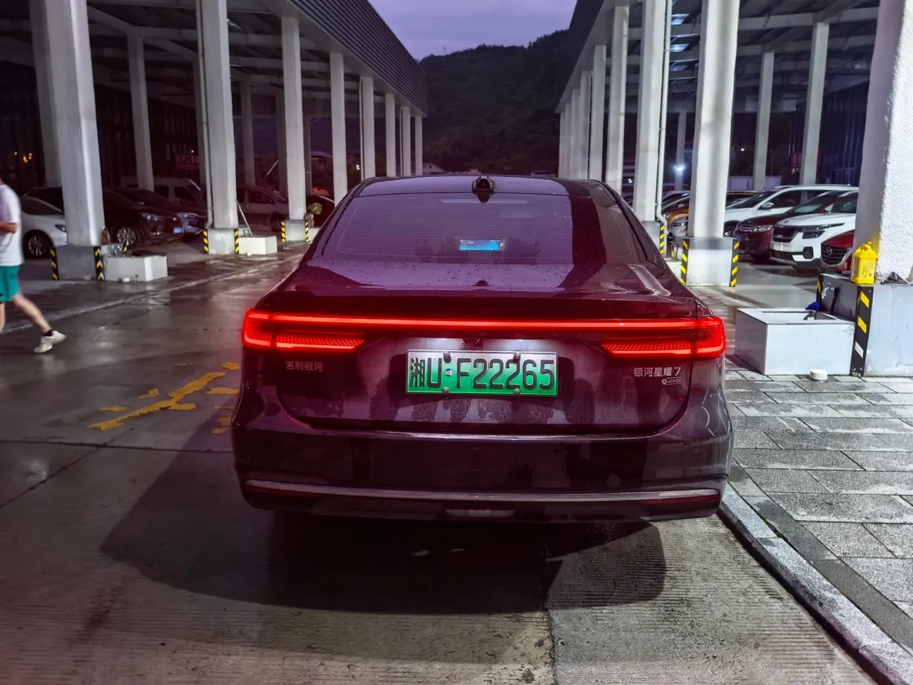 Geely Galaxy 2026 star shine 7 EM-i 1.5 220km four-wheel drive star shine version automatic gear 3