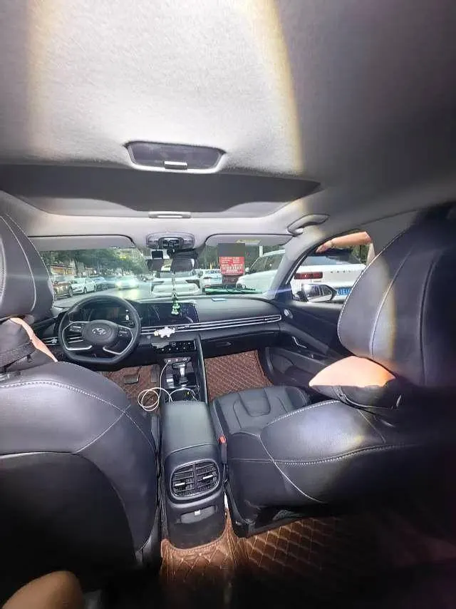 Hyundai 2022 Elantra -3-compartment 1.5 stepless LUX premium automatic gear 5
