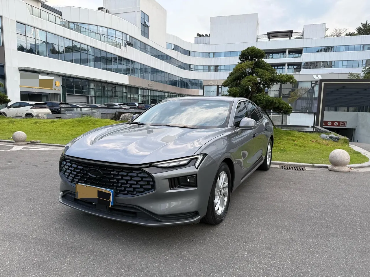Открыть галерею: Ford 2022 Mondeo 2.0T EcoBoost 245 fashion automatic gear