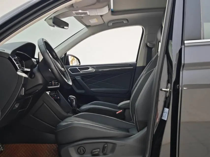 Volkswagen 2023 Tiguan L R-Line 2.0TSI 330TSI Two-Drive R-Line Overdrive Automatic Gear 7