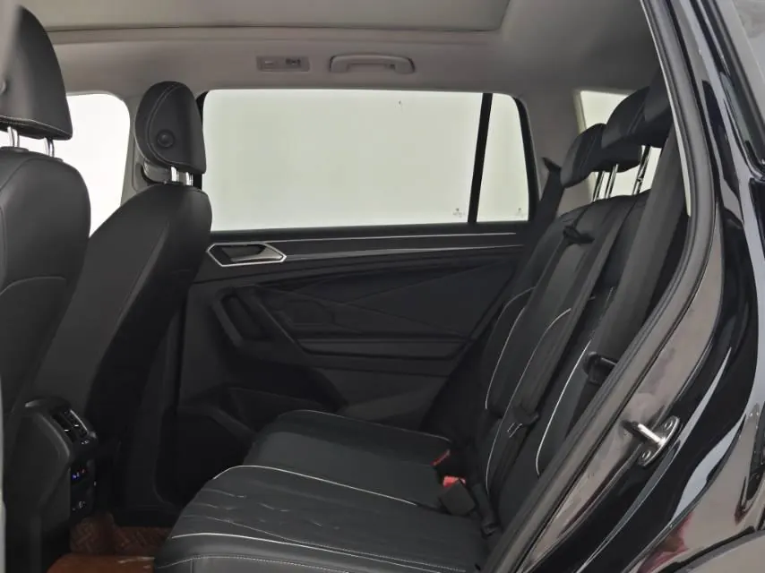 Volkswagen 2023 Tiguan L R-Line 2.0TSI 330TSI Two-Drive R-Line Overdrive Automatic Gear 9