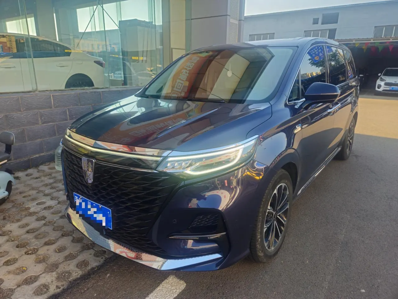 Открыть галерею: Roewe 2021 iMAX8 2.0TGI 400TGI Supreme Series Honorable Edition Automatic Gear