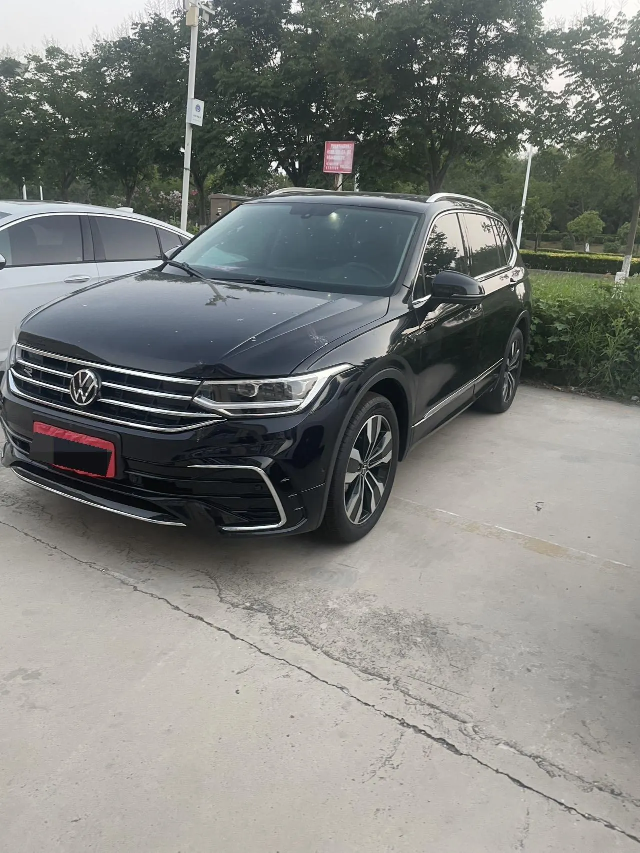 Open image lightbox: Volkswagen 2024 Tiguan L R-Line 2.0TSI 330TSI Two-Drive R-Line Overdrive Automatic Gear