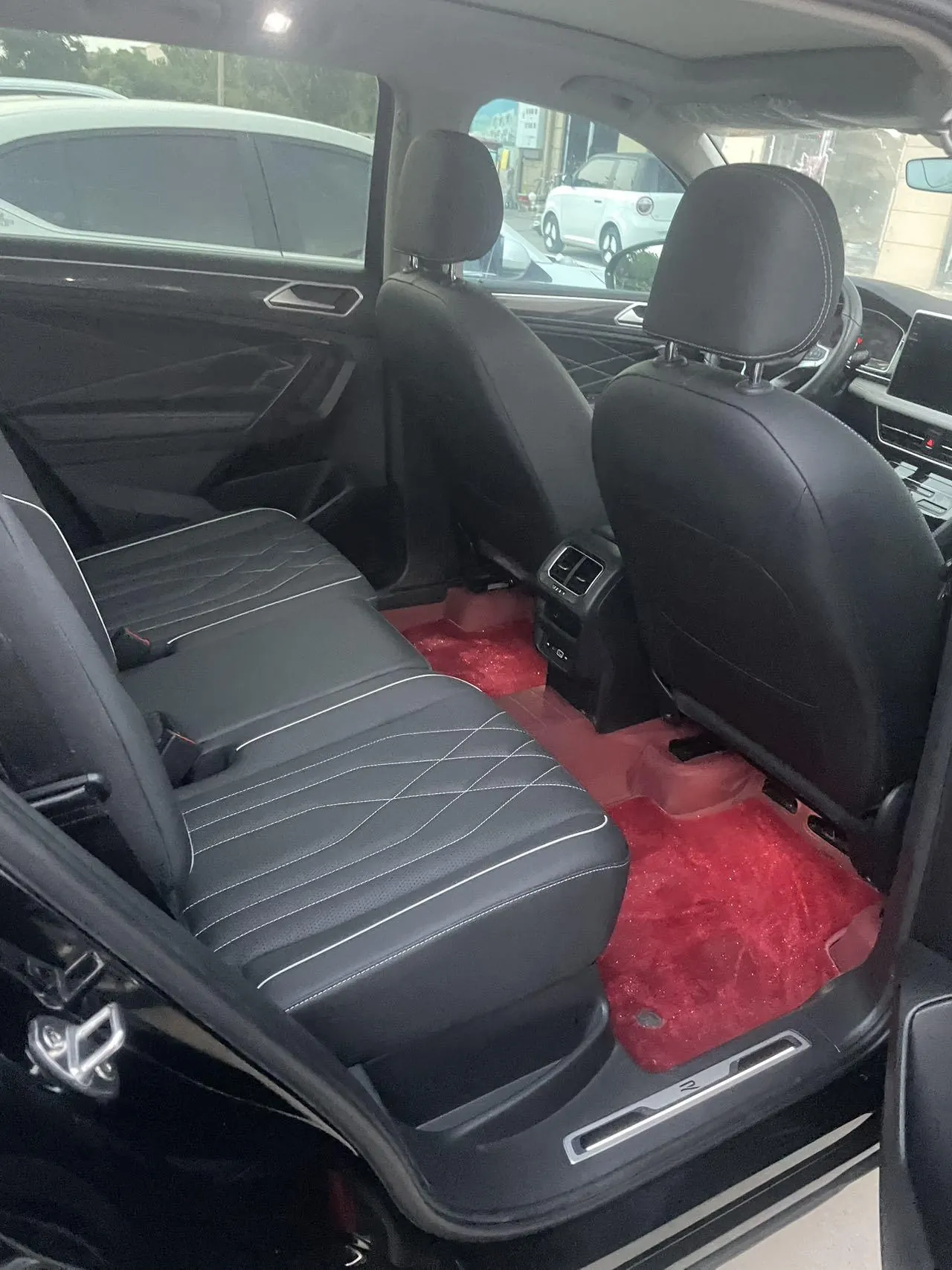 Volkswagen 2024 Tiguan L R-Line 2.0TSI 330TSI Two-Drive R-Line Overdrive Automatic Gear 3