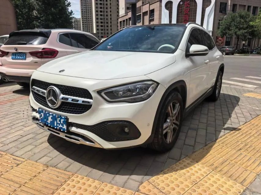 Открыть галерею: Mercedes Benz 2020 GLA 180 1.3T automatic gear