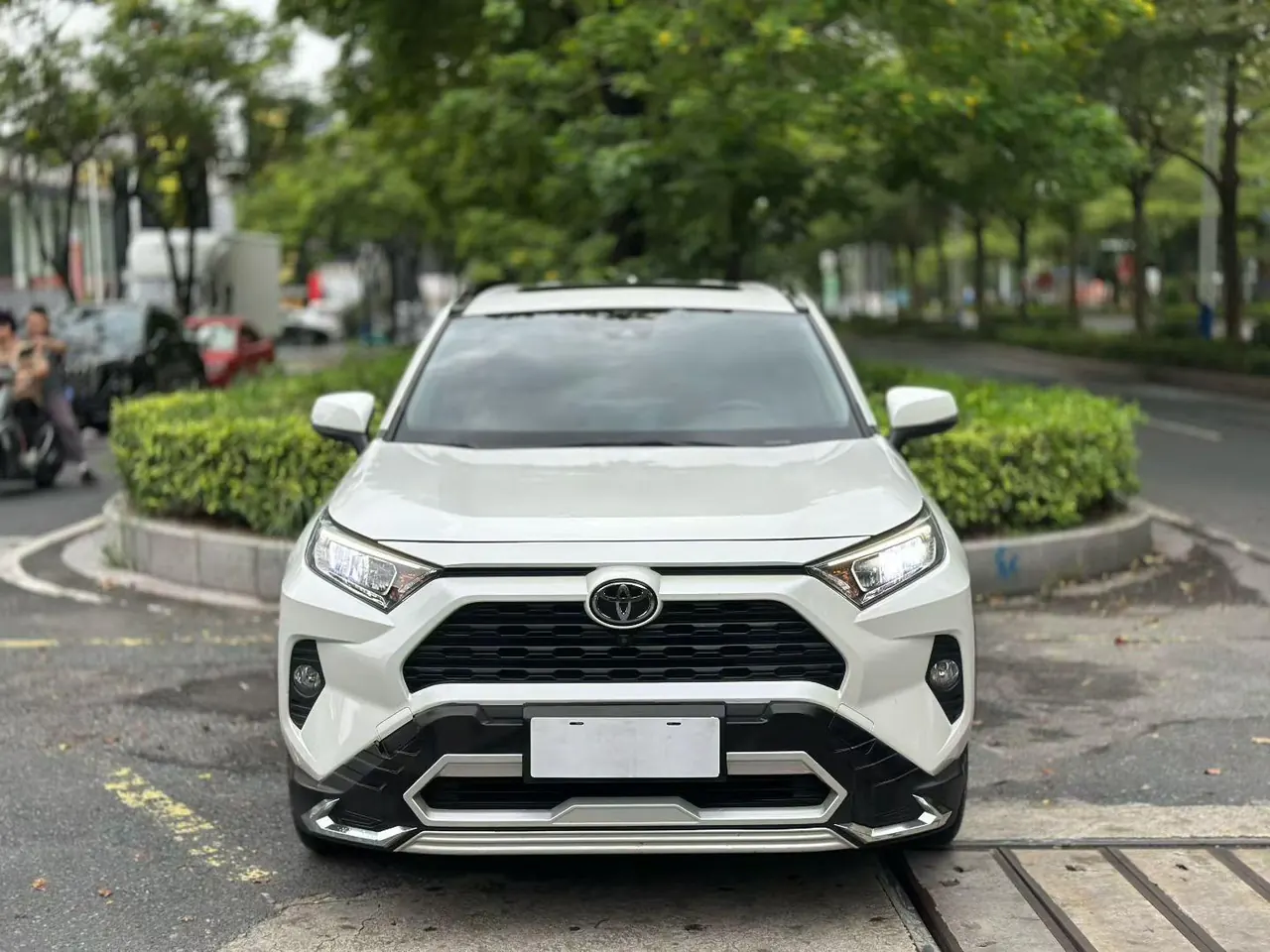 Toyota 2020 RAV4 Rongfeng 2.0 Stepless Four-wheel Drive Fashion Edition PLUS Automatic Gear 2
