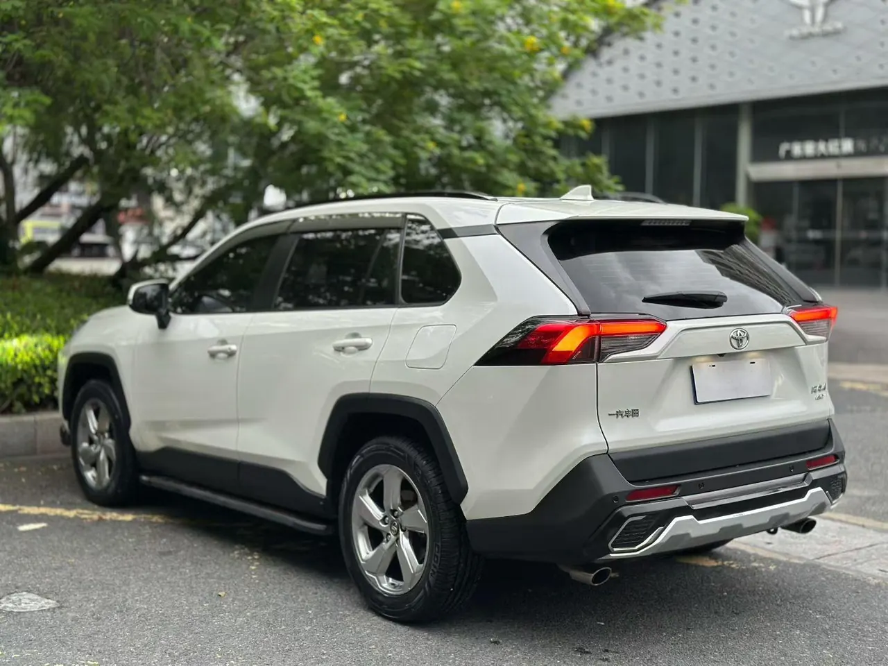 Toyota 2020 RAV4 Rongfeng 2.0 Stepless Four-wheel Drive Fashion Edition PLUS Automatic Gear 9