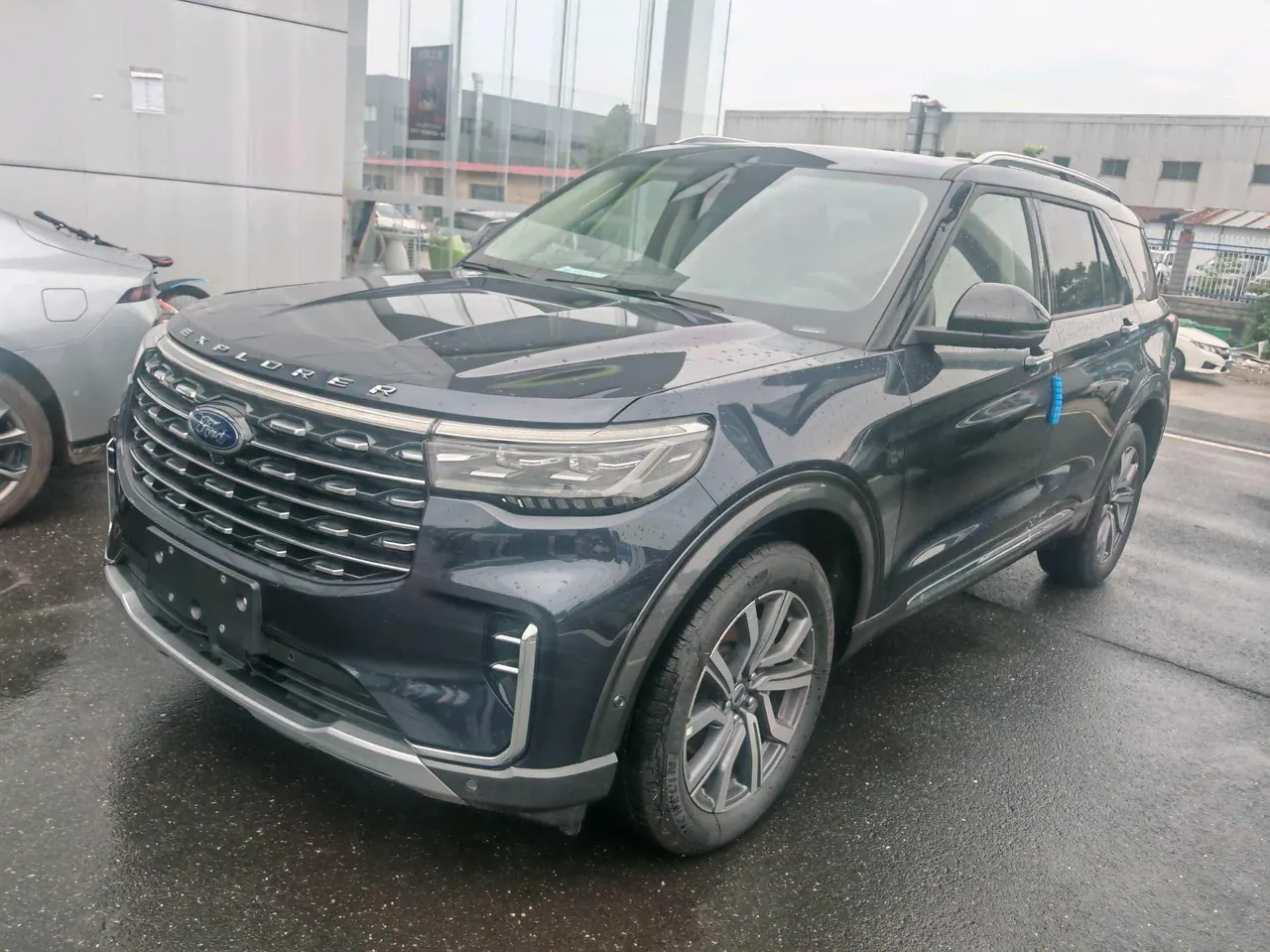 Открыть галерею: Ford 2023 Explorer 2.3T EcoBoost 285 Four-wheel Drive Titanium Edition 7-seat Automatic Gear