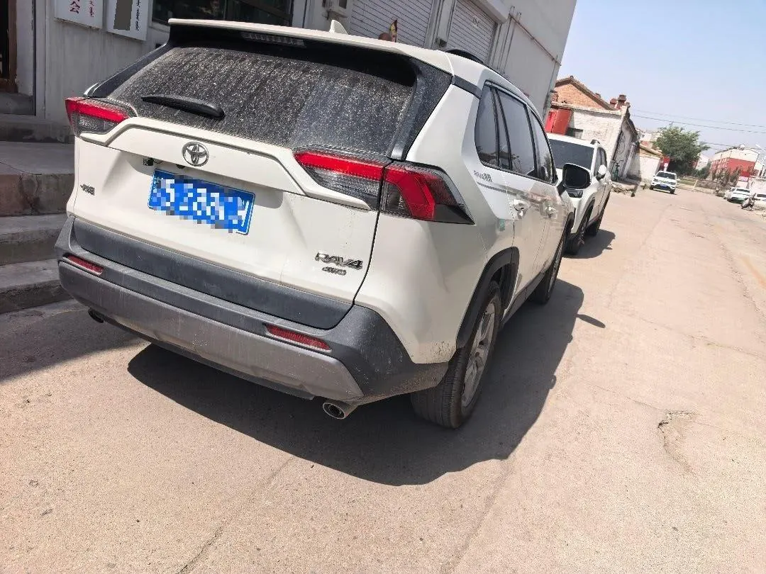 Toyota 2021 RAV4 Rongfeng 2.0 Stepless Four-wheel Drive Fashion PLUS Edition Automatic Gear 3