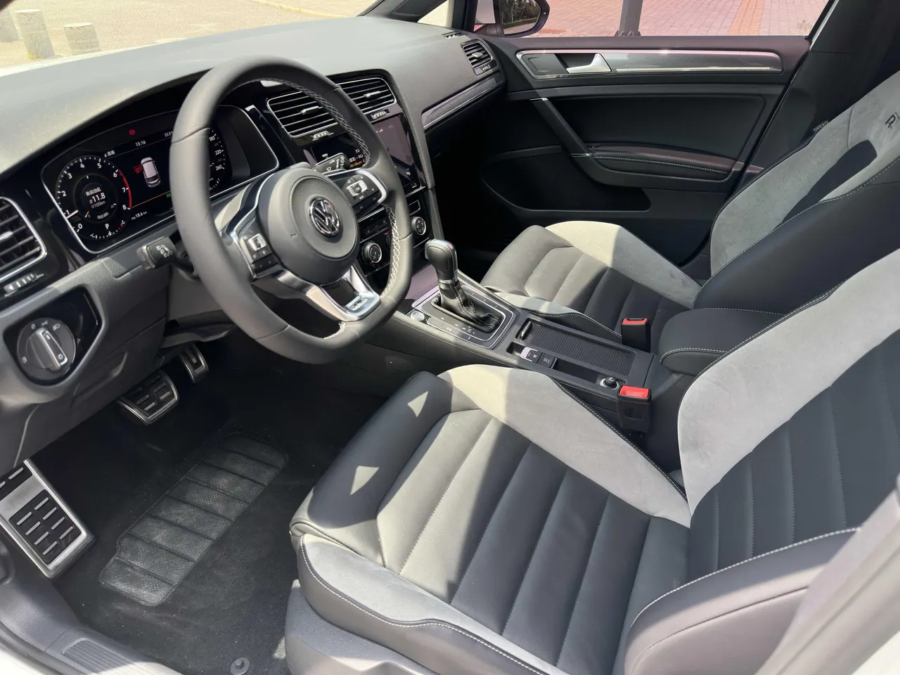 Volkswagen 2020 Golf 7 R-Line 1.4TSI 280TSI Beloved Edition Automatic 4