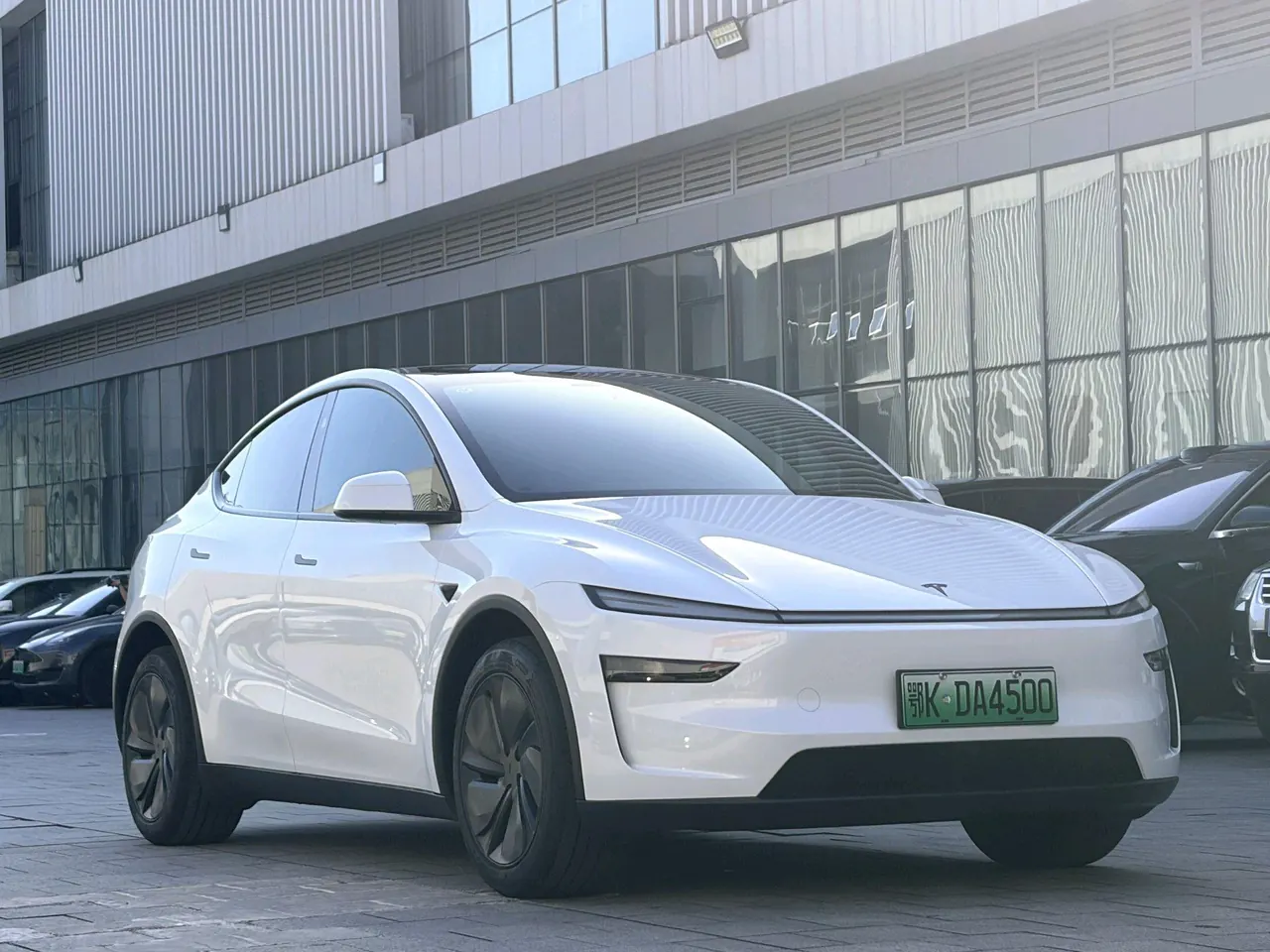 Tesla 2026 Model Y Rear-Wheel-Drive Automatic 2