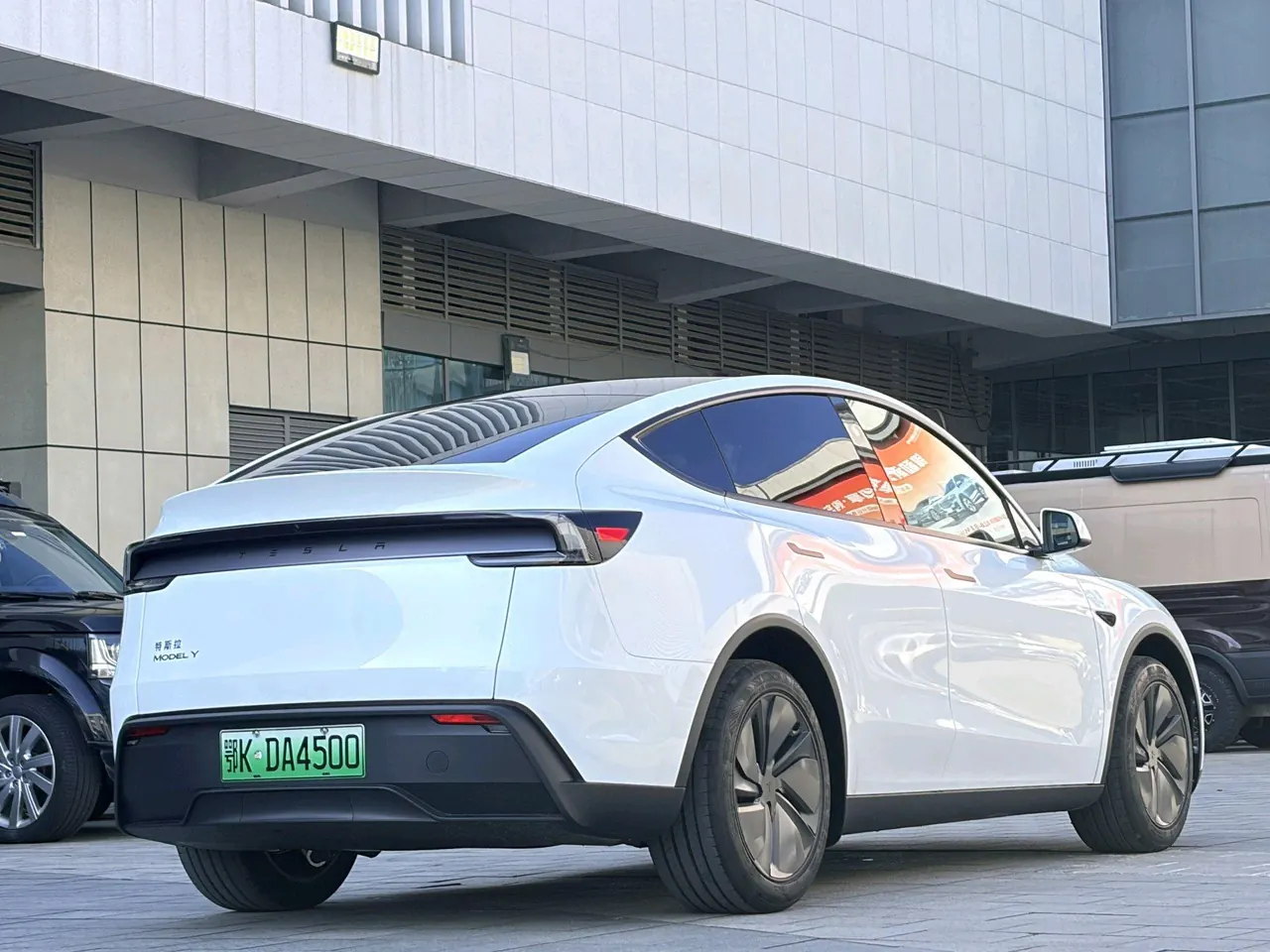 Tesla 2026 Model Y Rear-Wheel-Drive Automatic 4