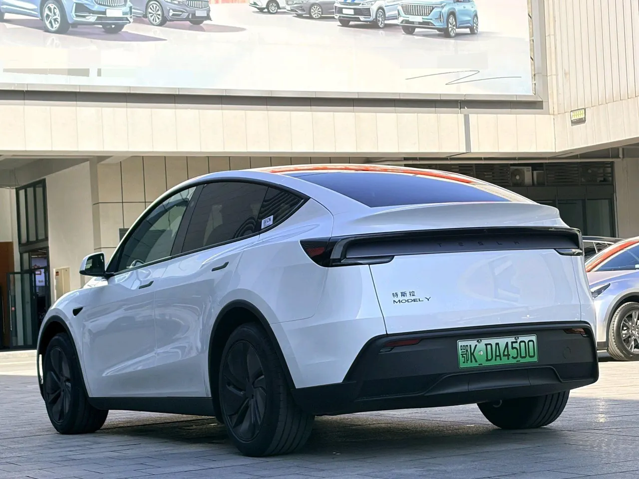 Tesla 2026 Model Y Rear-Wheel-Drive Automatic 5