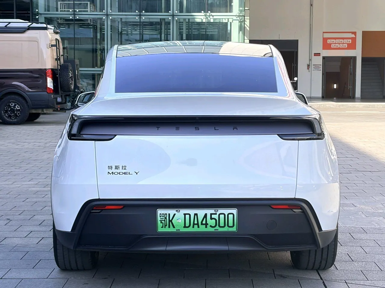 Tesla 2026 Model Y Rear-Wheel-Drive Automatic 6