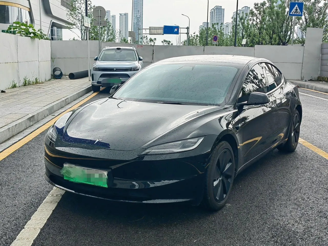 Open image lightbox: Tesla 2025 Model 3 rear-wheel drive version of automatic transmission