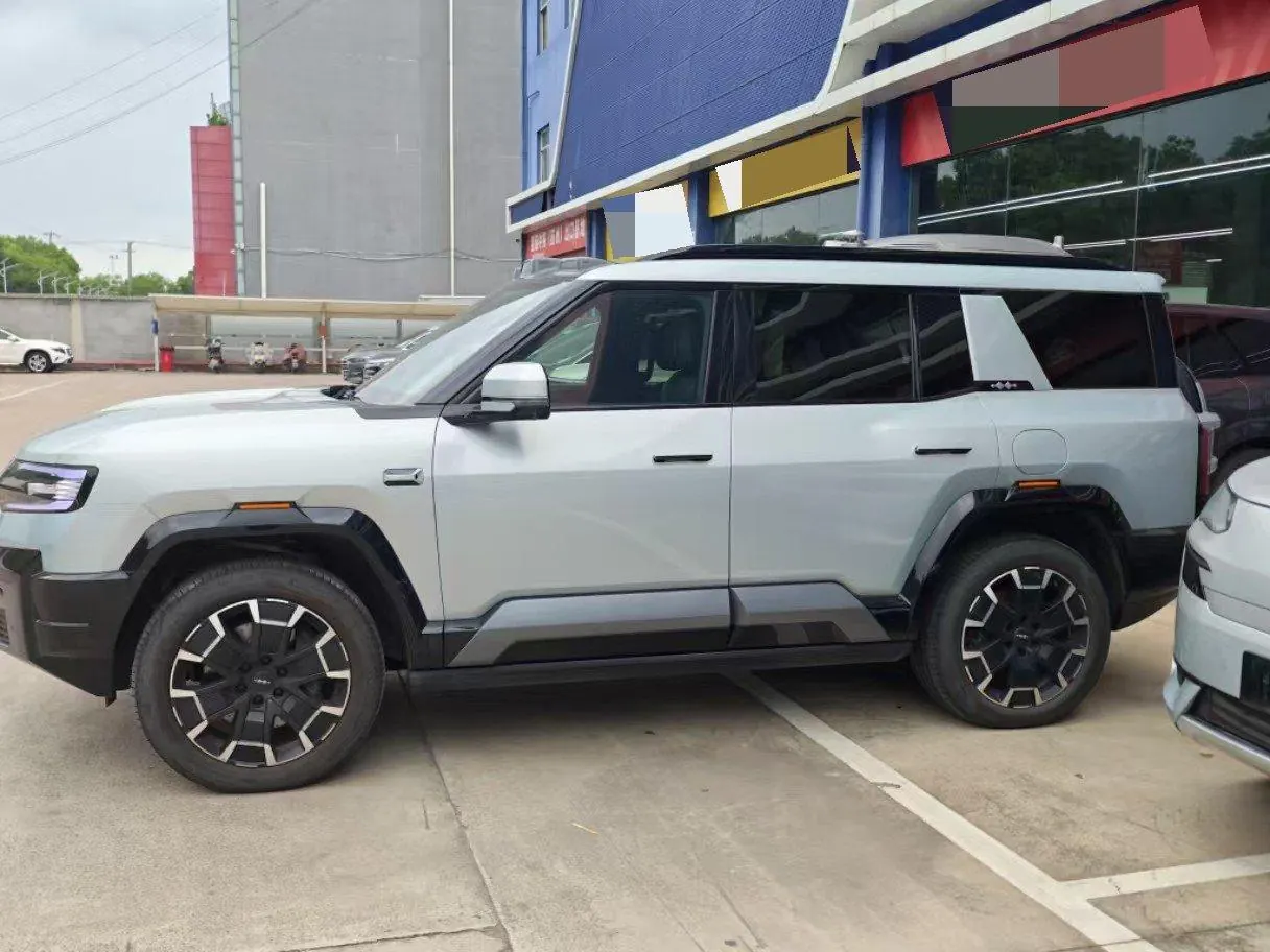 FangChengBao 2025 Leopard 8 2.0T Stepless Zhiyong Flagship UAV Edition 7-seat Automatic Gear 3