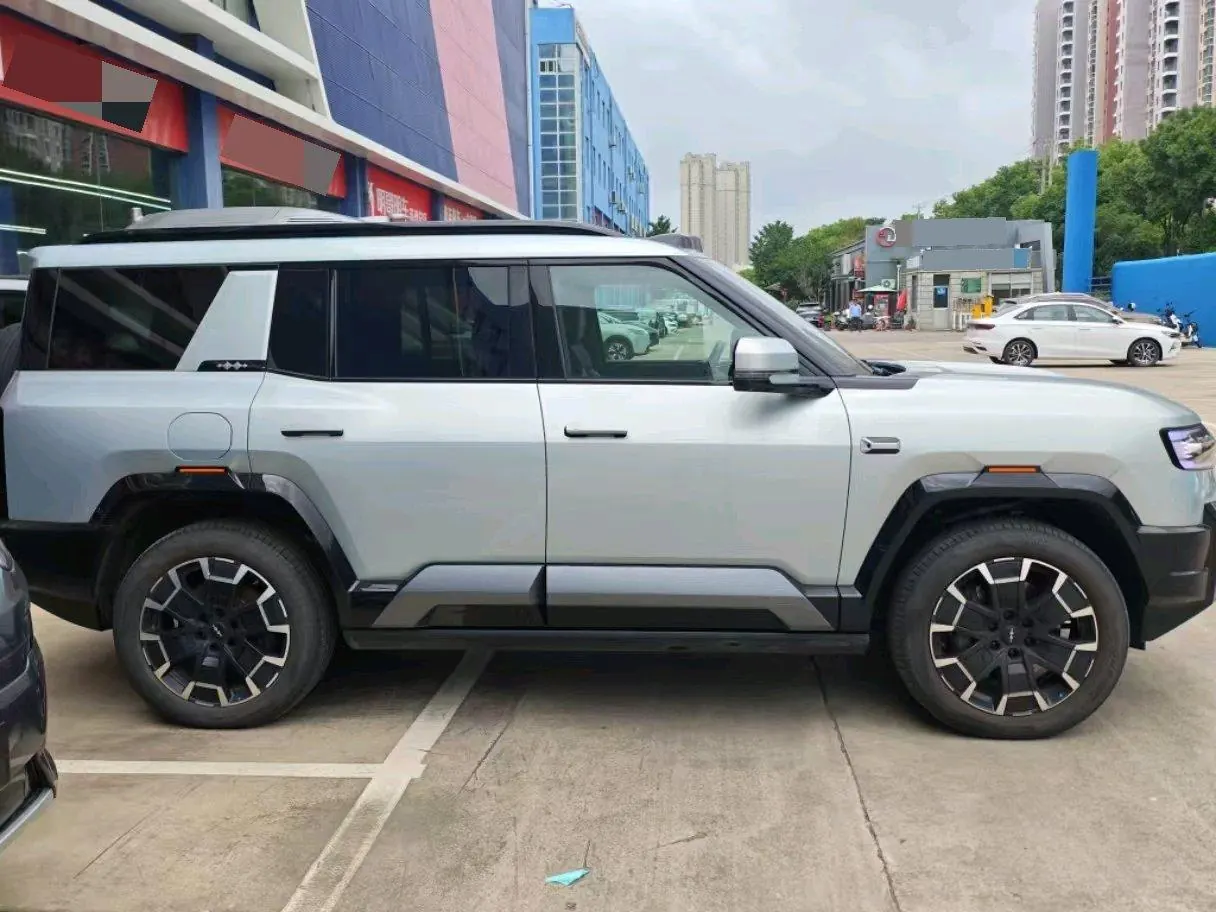 FangChengBao 2025 Leopard 8 2.0T Stepless Zhiyong Flagship UAV Edition 7-seat Automatic Gear 7