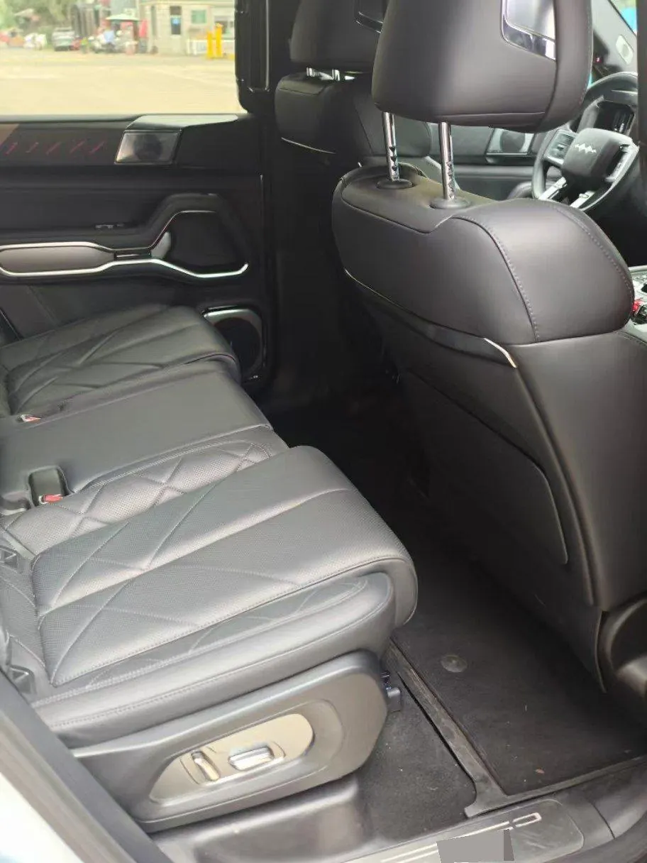 FangChengBao 2025 Leopard 8 2.0T Stepless Zhiyong Flagship UAV Edition 7-seat Automatic Gear 9