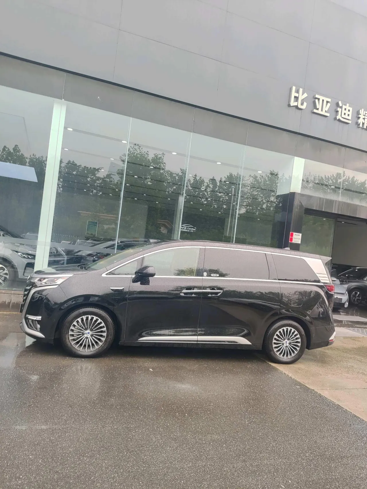 Denza 2025 Denza D9 DM-i 1.5T Stepless Smart Driving Edition 1020 Four-wheel Drive Honorable Automatic Gear 3
