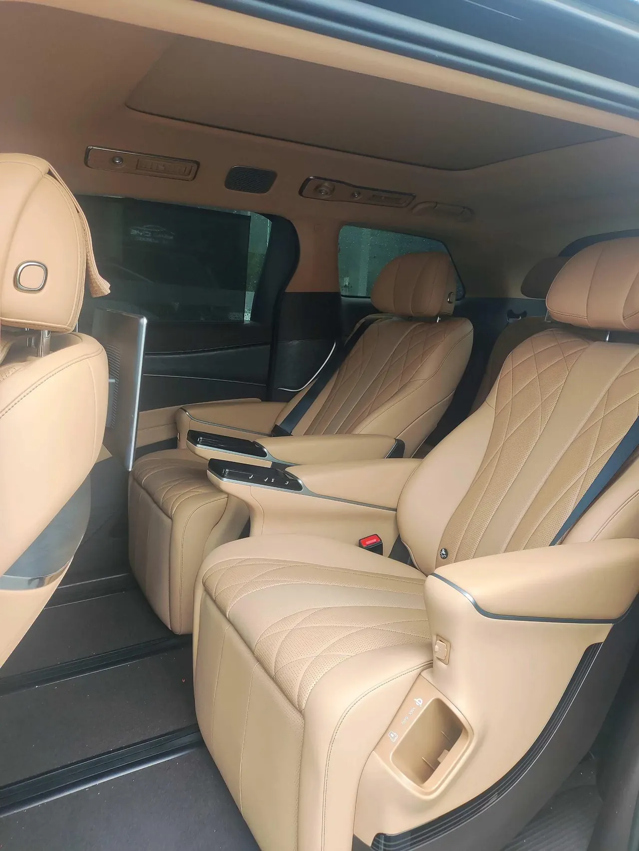 Denza 2025 Denza D9 DM-i 1.5T Stepless Smart Driving Edition 1020 Four-wheel Drive Honorable Automatic Gear 5