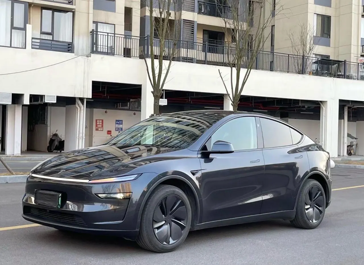 Tesla 2025 Model Y rear-wheel drive version automatic transmission - View 1