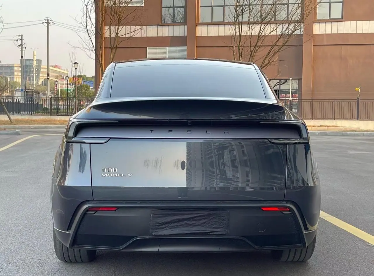 Tesla 2025 Model Y rear-wheel drive version automatic transmission 3