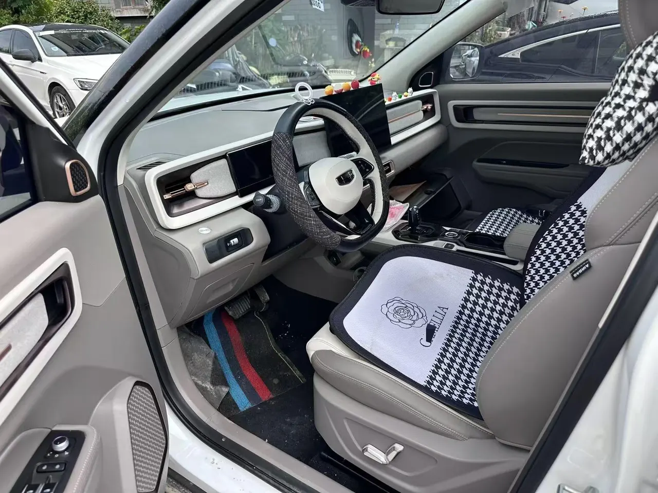 Geely 2026 model Icon 1.5TD Chocolate Elegant Edition, automatic transmission 3