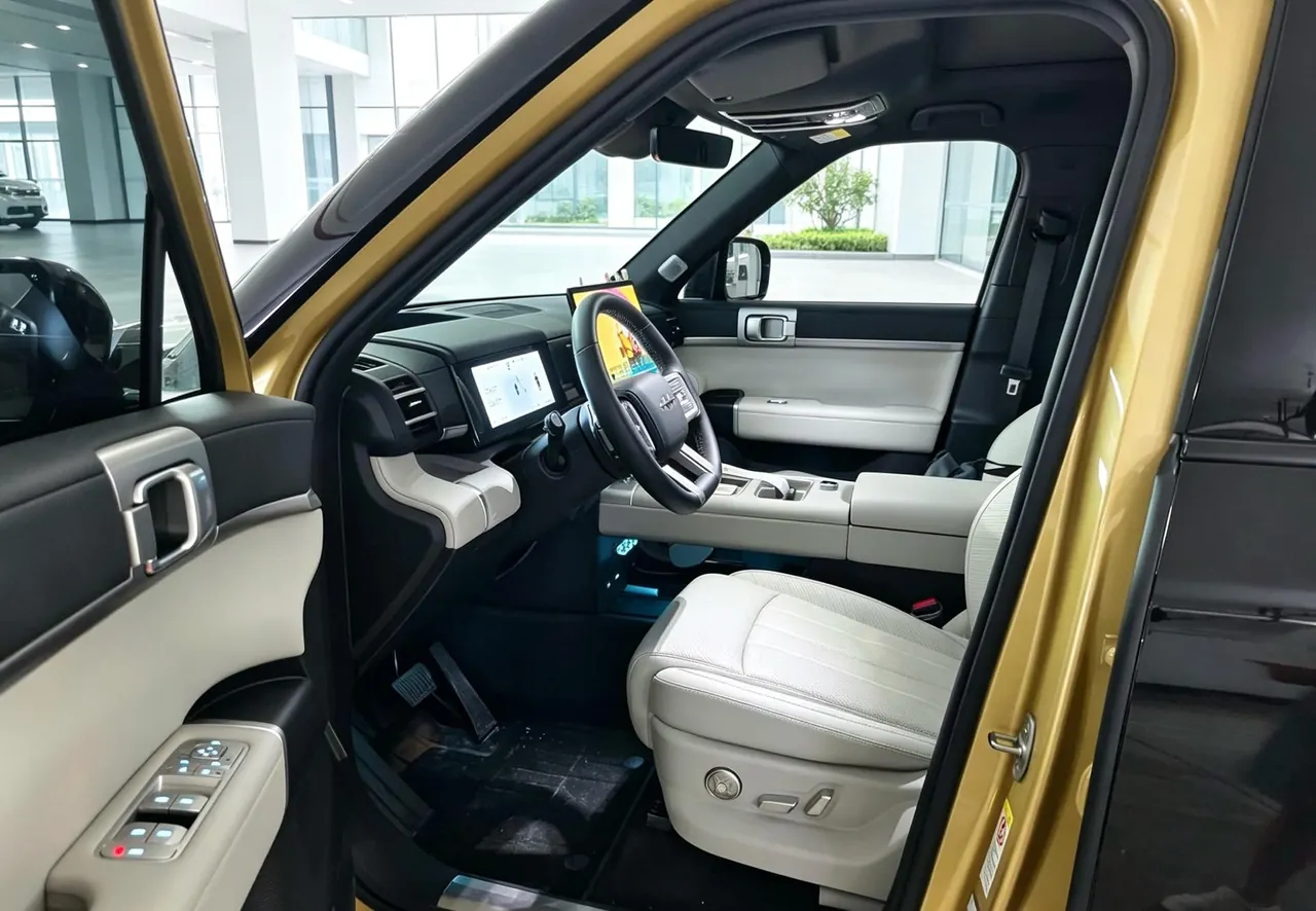 FangChengBao 2025 titanium 7 1.5T stepless 190KM four-wheel drive Ultra version of automatic gear 2