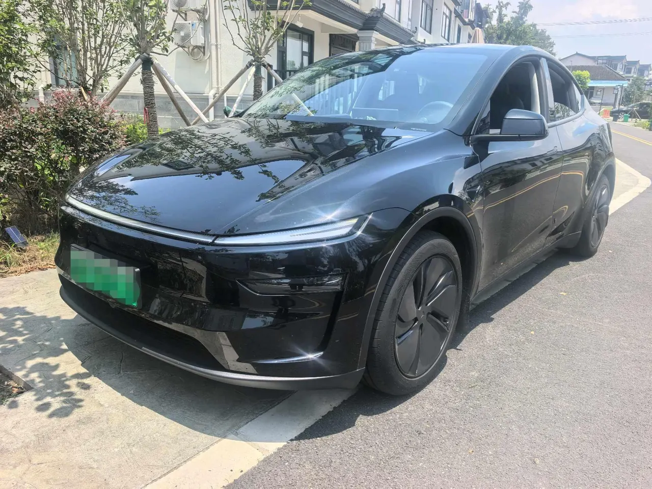 Tesla 2025 Model Y rear-wheel drive version automatic transmission - View 1
