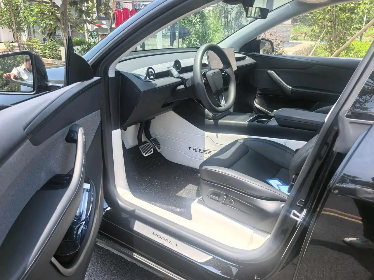 Tesla 2025 Model Y rear-wheel drive version automatic transmission 2