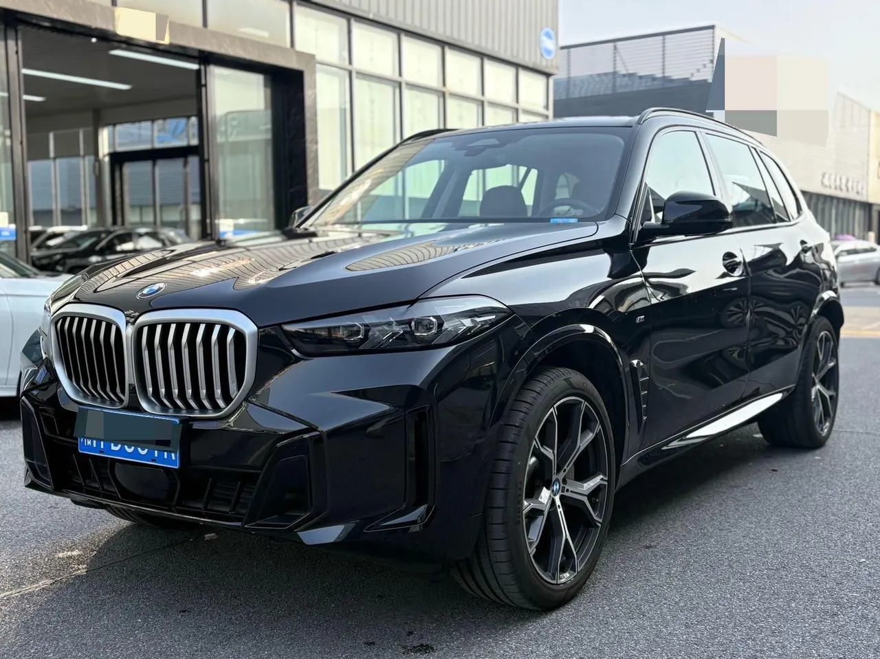 Open image lightbox: BMW 2023 X5 xDrive30Li 48V 2.0T exclusive m sports obsidian night suit automatic gear