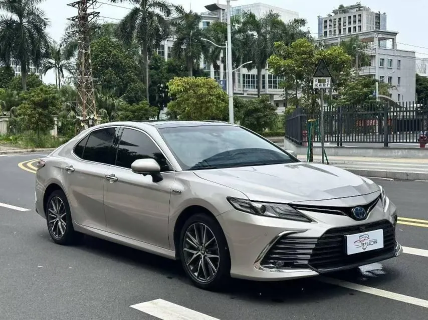 Toyota 2023 Camry Dual Engine 2.5HG Stepless Deluxe Automatic Gear 3
