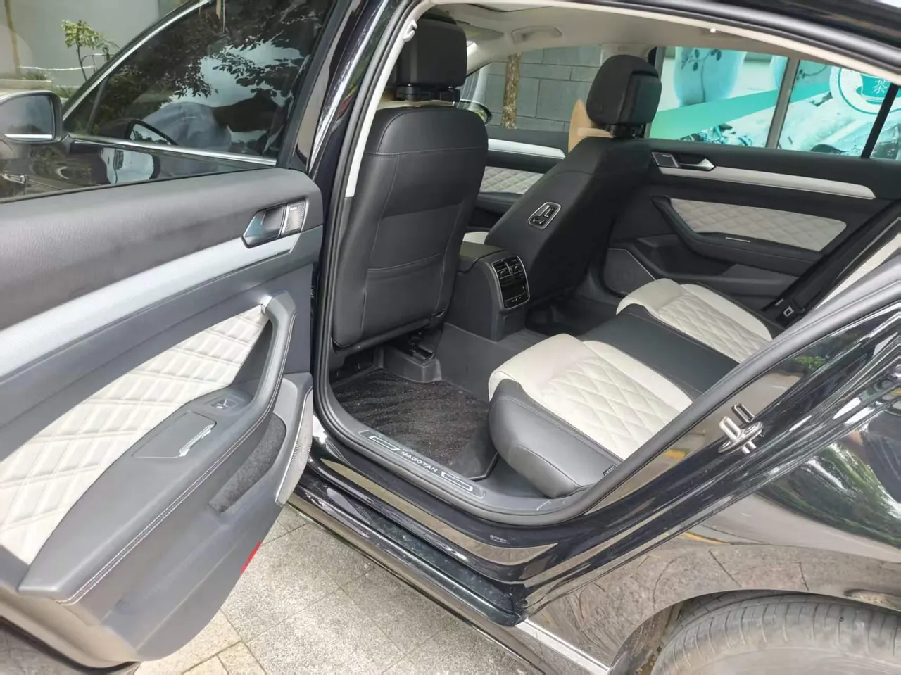 Volkswagen 2023 Magotan 2.0TSI 330TSI 2 million Commemorative Luxury Automatic Gear 3