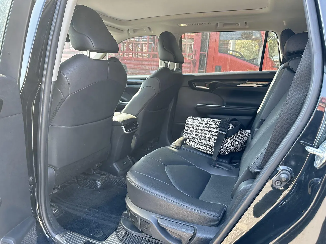 Toyota 2022 Highlander Dual Engine 2.5 Stepless Four-wheel Drive Extreme Edition 7-seat Automatic Gear 5
