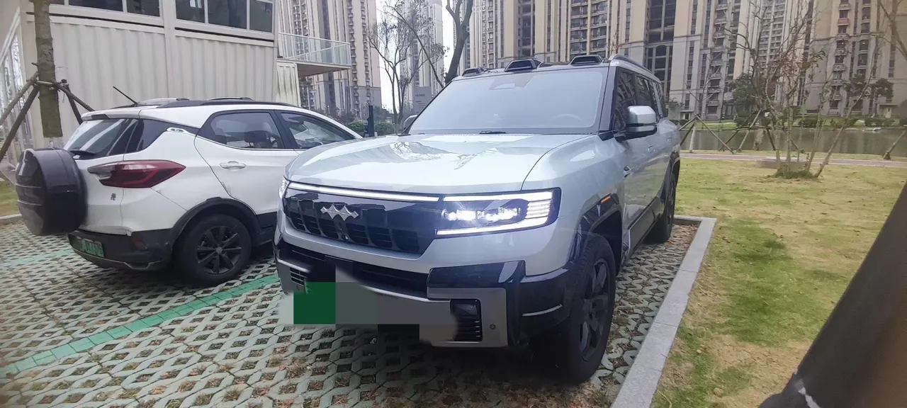 Открыть галерею: FangChengBao 2025 Leopard 8 2.0T Stepless Zhiyong Deluxe Edition 5-seat Automatic Gear