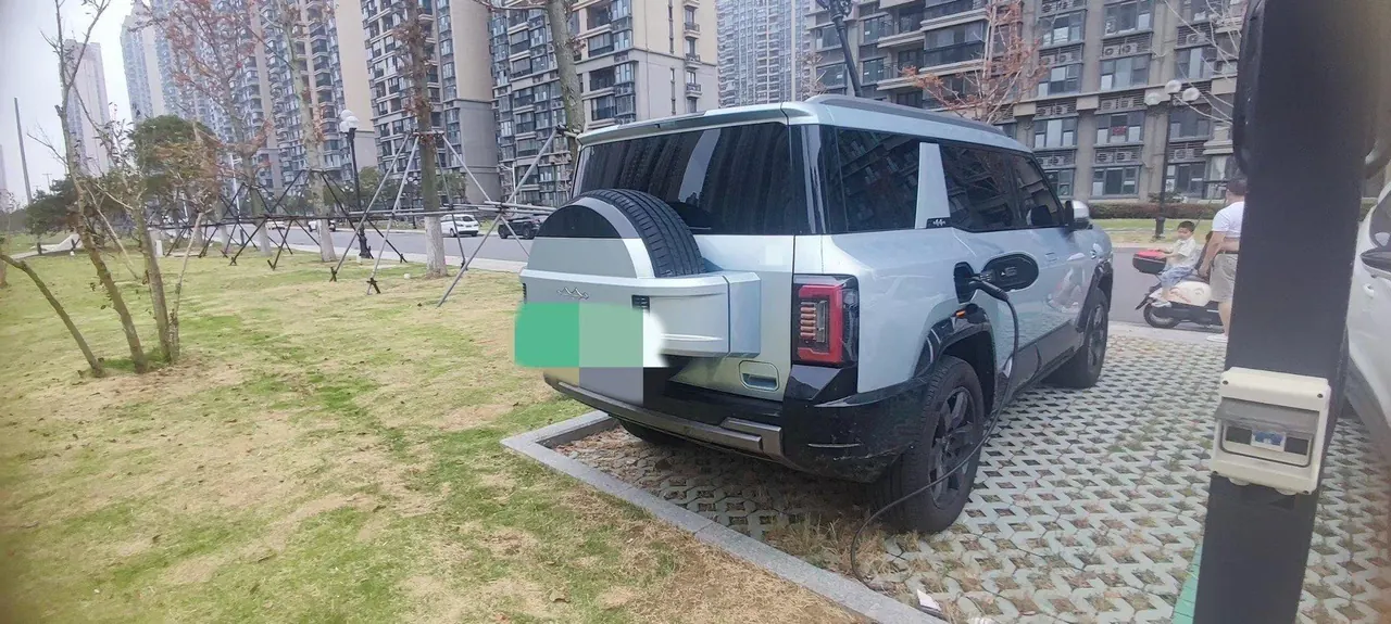 FangChengBao 2025 Leopard 8 2.0T Stepless Zhiyong Deluxe Edition 5-seat Automatic Gear 2