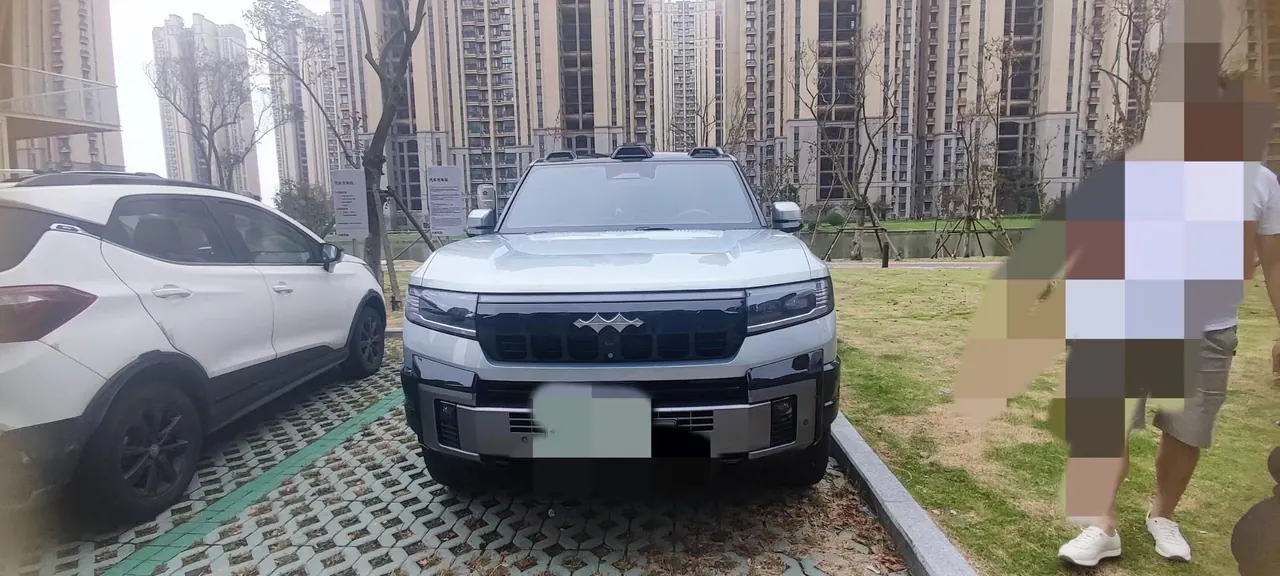 FangChengBao 2025 Leopard 8 2.0T Stepless Zhiyong Deluxe Edition 5-seat Automatic Gear 4