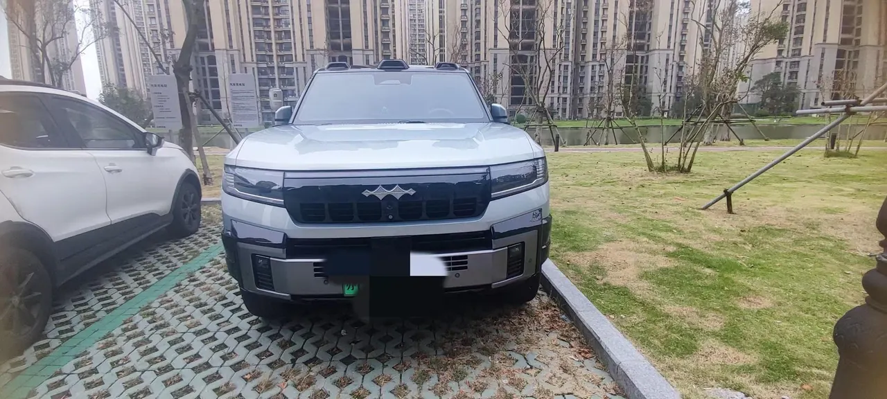 FangChengBao 2025 Leopard 8 2.0T Stepless Zhiyong Deluxe Edition 5-seat Automatic Gear 5