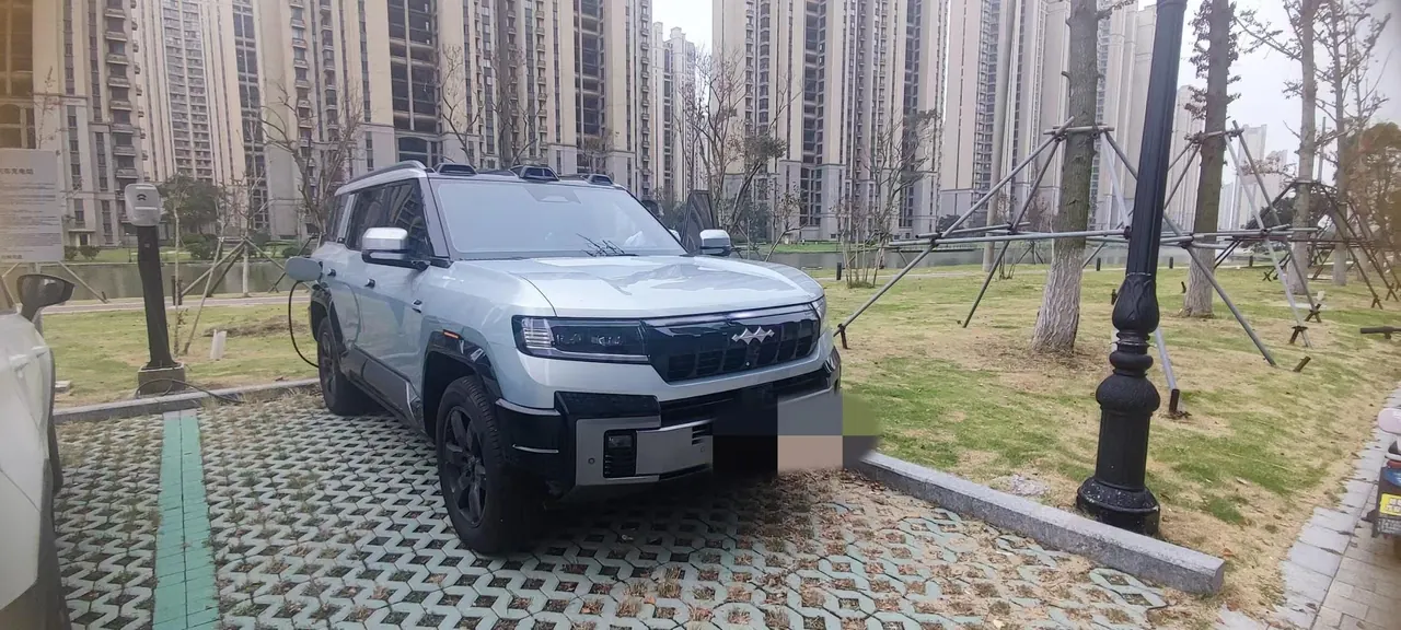 FangChengBao 2025 Leopard 8 2.0T Stepless Zhiyong Deluxe Edition 5-seat Automatic Gear 7